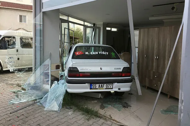 Kontrolden çıkan araç mobilya dükkanına daldı