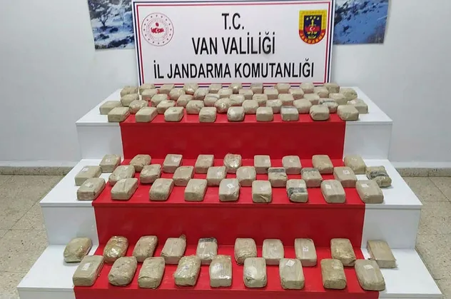 Van'da toprağın altına gömülü halde kilolarca eroin ele geçirildi