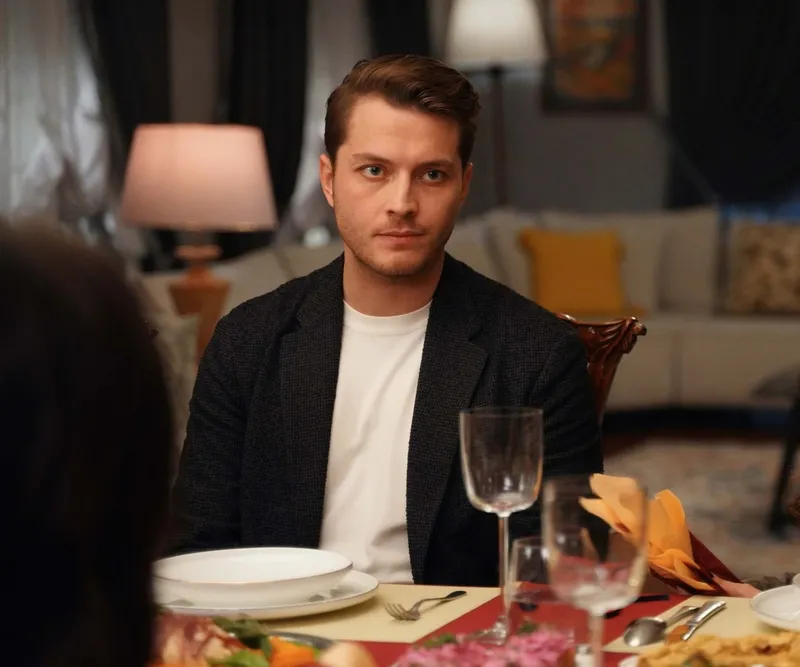 ayni-yagmur-altinda-2-bolum-nefes-kesecek-rosa-donusu-olmayan-bir-kararin-esiginde-1770970435935.jpg Aynı Yağmur Altında 2. bölüm nefes kesecek: Rosa dönüşü olmayan bir kararın eşiğinde!-3