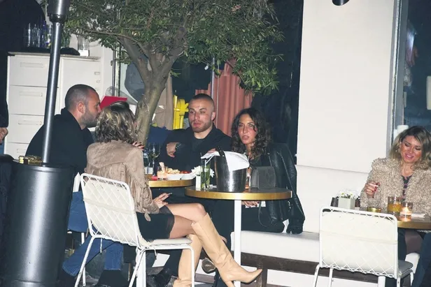 gokhan-tore-ile-kaleci-ufuk-ceylan-maglubiyetin-ardindan-istanbul-gecelerine-akti-1579472828861.jpeg Gökhan Töre ile kaleci Ufuk Ceylan mağlubiyetin ardından İstanbul gecelerine aktı-1