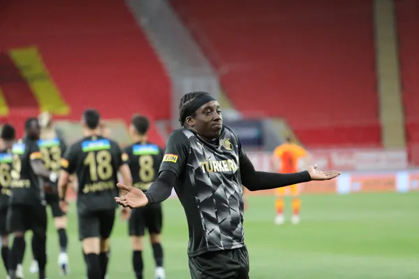 trabzonsporda-yoklari-oynayan-diabate-partizanda-kendine-geldi-1665394682812.jpg Trabzonspor'da yokları oynayan diabate, Partizan'da kendine geldi-5