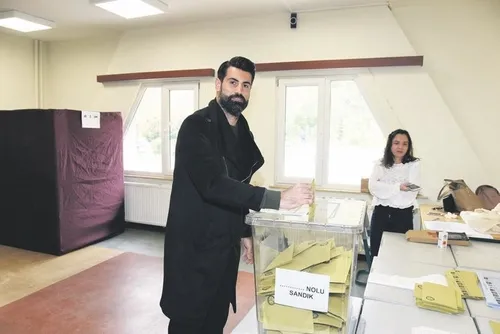 31 Mart seçimleri için ünlüler sandık başındaydı-4