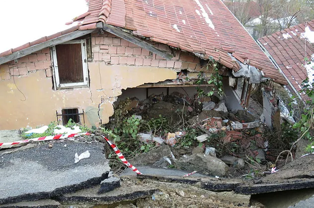 Son dakika... Beykoz'da yol evin üzerine çöktü!