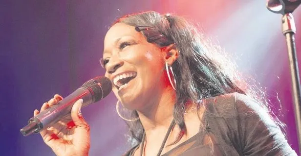 ABD’li şarkıcı Della Miles Almanya’da verdiği konserde Türkiye’den övgüyle bahsetti