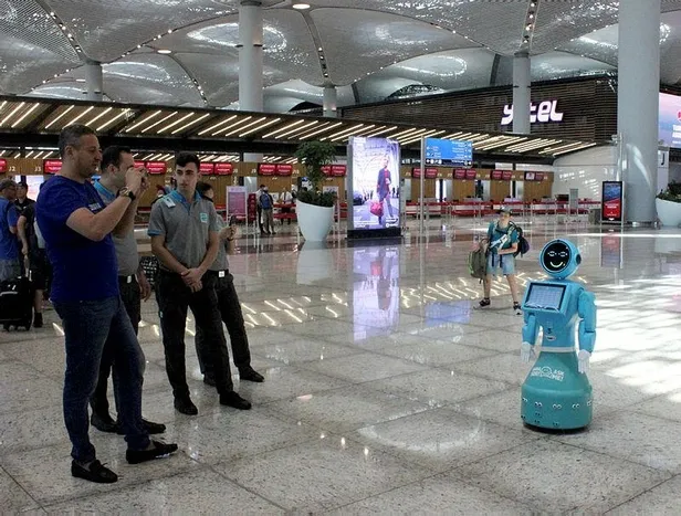 İstanbul Havalimanı'nda danışma robotları göreve başladı-6
