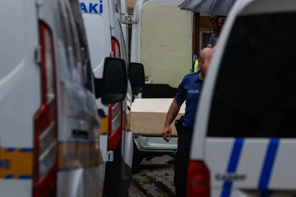 son-dakika-izmir-bayraklida-esrarengiz-olum-derin-dondurucuda-4-turkmenistan-uyruklu-ceset-bulundu-katil-cesme-1687157777811.jpg Son dakika: İzmir Bayraklı'da esrarengiz ölüm! Derin dondurucuda bulunan 4 Türkmenistan uyruklu cesedin katil zanlısının erkek arkadaş olduğu öne sürüldü-5