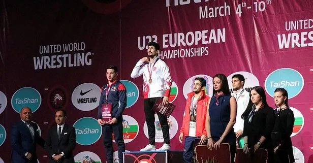 23 Yaş Altı Güreş Şampiyonası'nda Kerem Kamal altın madalya kazandı!