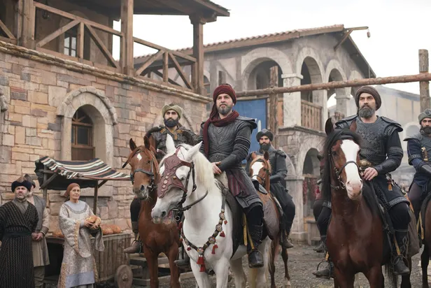 ertugrul-bey-geri-donsun-sesleri-yukseldi-engin-altan-duzyatan-bekleniyordu-ancak-son-anda-1592668559355.jpg Ertuğrul Bey geri dönsün sesleri yükseldi! Engin Altan Düzyatan bekleniyordu ancak son anda...-7