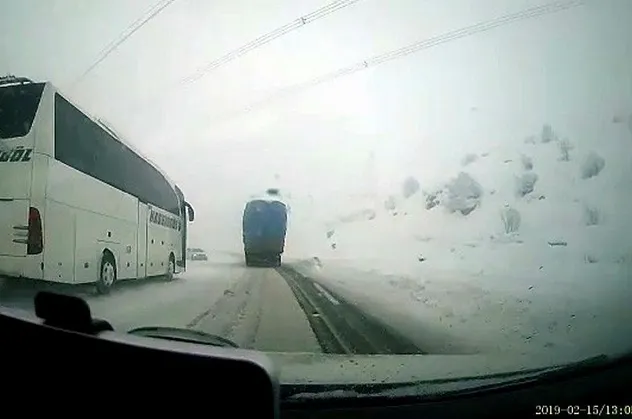 Bingöl'de yolcu otobüsü faciası... Kafa kafaya kaza anı kamerada