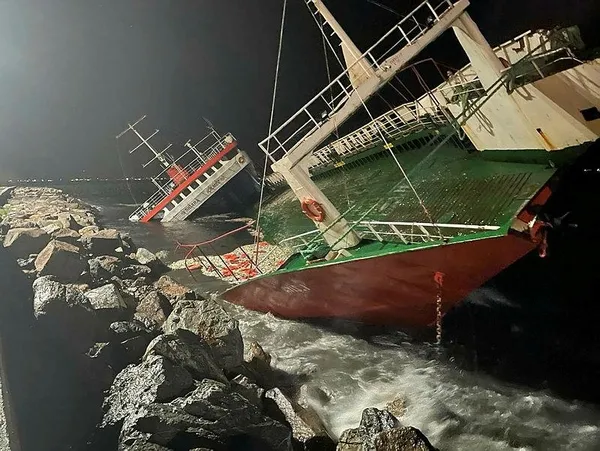 Son dakika: İstanbul'da fırtına kabusu gece de sürdü! Lodos nedeniyle kıyıya oturan gemi battı-3