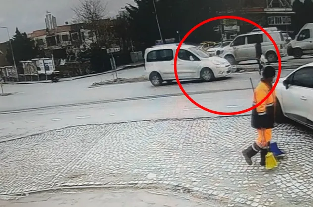 Yeşili beklemeden yola fırladı araba çarptı! Saniye saniye kaydedildi