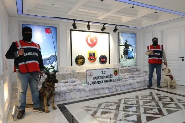 SON DAKİKA: PKK'nın finans kaynağına Hakkari'de ağır darbe: 482 kilo eroin, 65 kilo metamfetamin ele geçirildi-3