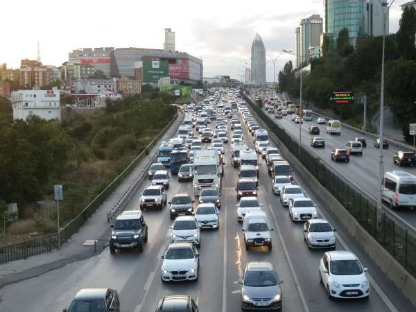 SON DAKİKA: Haftanın ilk iş gününde İstanbul'da trafik yoğunluğu-2