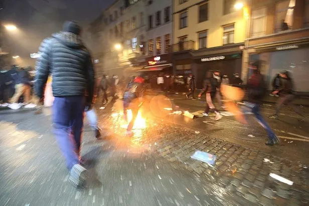 belcikanin-baskenti-brukselde-gozaltina-alinan-ibrahima-barie-isimli-gencin-karakolda-olmesinin-ardindan-ortalik-karisti-1610573203963.jpeg Belçika'nın başkenti Brüksel'de gözaltına alınan İbrahima Barie isimli gencin karakolda ölmesinin ardından ortalık karıştı!-5