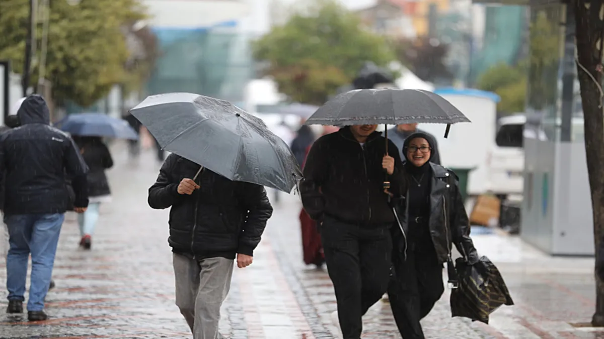 HAVA DURUMU | Meteoroloji'den 14 kente saatli uyarı: Nisan yağmurları kuvvetli geldi! Sağanak, kuvvetli lodos, çöl tozu...