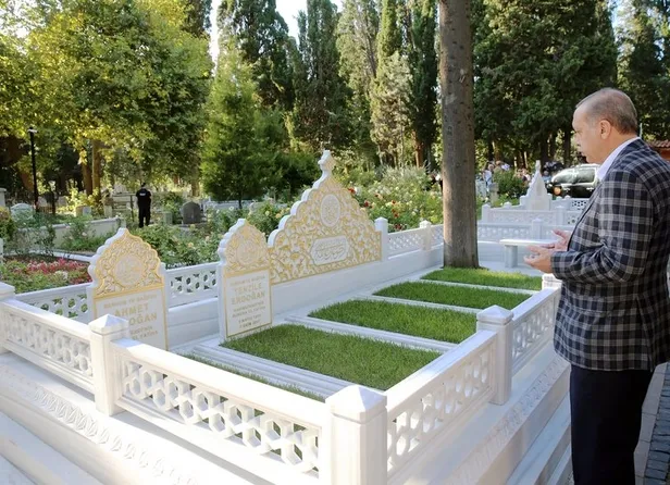 Cumhurbaşkanı Erdoğan anne ve babasının mezarını ziyaret etti-2