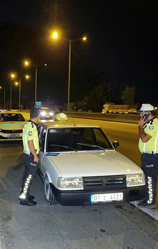 Adana'da hareketli gece! Yaya olarak kaçmaya çalıştılar
