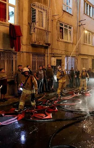 Beyoğlu’nda evler alev alev yandı