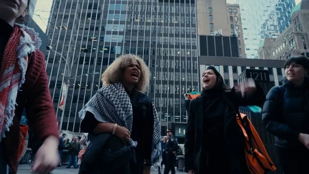 new-york-washington-toronto-londra-dunya-israile-karsi-sokaklara-dokuldu-soykirimciyi-destekleyen-gazetelere-b-1700303393968.jpeg New York Gazze için ayaklandı! Soykırımcıyı destekleyen gazetelere baskın: Şirketi basıp yere kırmızı boya attılar-2