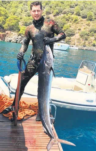 Sevgilisi Duygu Sarışın’la tekne tatiline çıkan Çağatay Ulusoy her fırsatta dalış yaptı!