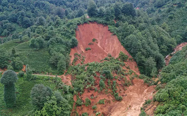rizedeki-siddetli-yagisin-ardindan-hasar-tespit-ve-tahliye-calismalari-suruyor-1594801244636.jpg Rize'deki şiddetli yağışın ardından 125 kişi tehlikeli bölgeden tahliye edildi-2