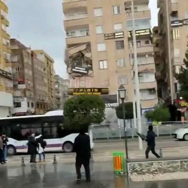 8 katlı bina yerle bir! Enkaz altında kalanlar var