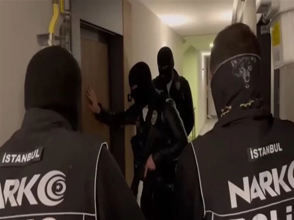 interpol-kirmizi-bultenle-ariyordu-hindistanli-uyusturucu-kacakcisi-salim-dola-istanbulda-paketlendi-1777063383991.jpeg Interpol kırmızı bültenle arıyordu: Hindistanlı uyuşturucu kaçakçısı Salim Dola İstanbul’da paketlendi-4