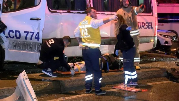 kartalda-kamyonet-ile-servis-minibusu-carpisti-olu-ve-yaralilar-var-1669788045526.jpeg