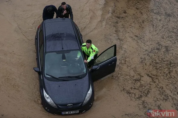 SON DAKİKA: İzmir'de sel felaketi! Polisler vatandaşlara yardımcı oldu - 11