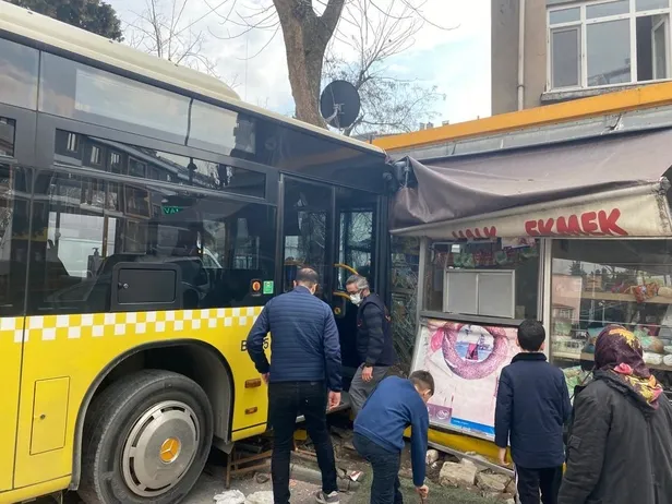İETT otobüsü Halk Ekmek büfesine çarptı-5