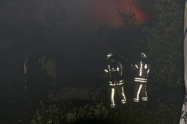 Son dakika: İstanbul'da iki katlı işyeri alevlere teslim oldu