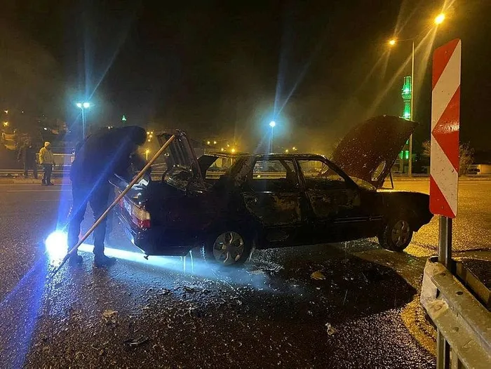 ceza-kesilecegini-ogrenince-ortalik-karisti-otomobilini-atese-verdi-1705069759287.jpeg Ceza kesileceğini öğrenince ortalık karıştı! Otomobilini ateşe verdi-4