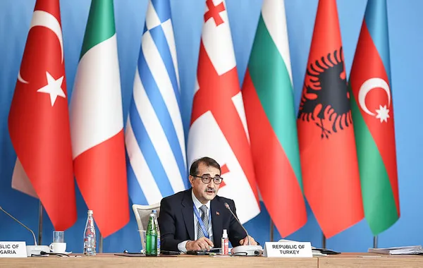enerji-ve-tabii-kaynaklar-bakani-fatih-donmezden-bakude-tanap-mesaji-turkiye-ab-icin-en-guvenilir-limandir-1643977519789.jpg Enerji ve Tabii Kaynaklar Bakanı Fatih Dönmez'den Bakü'de TANAP mesajı: Türkiye, AB için en güvenilir limandır-6