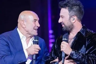 Paraları konsere saçtı!