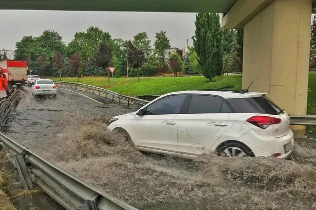 Hava sıcaklıkları 1 ila 3 derece azalacak! Meteoroloji'den İstanbul'a sağanak yağış uyarısı