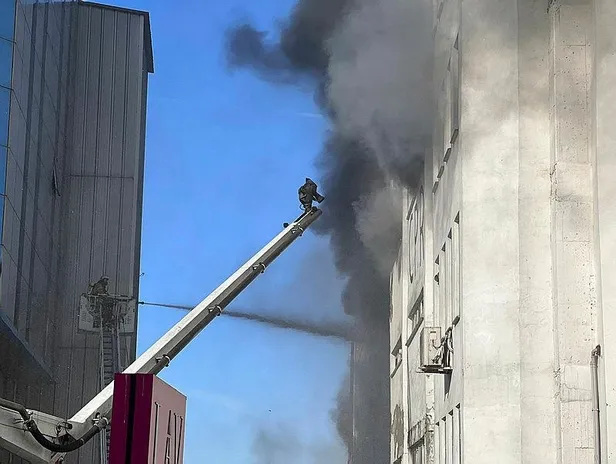 Başakşehir İkitelli Organize Sanayi Bölgesinde yangın! 8 kişi kurtarıldı-2