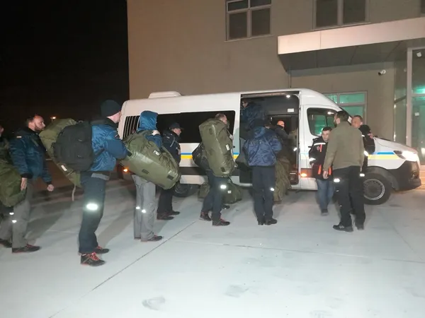depremde-yaralanan-30-kisi-ucak-ile-istanbula-getirildi-astsubay-depremzede-cocuga-montunu-verdi-1676431116919.jpg Depremde yaralanan 30 kişi uçak ile İstanbul'a getirildi: Astsubay depremzede çocuğa montunu verdi-3
