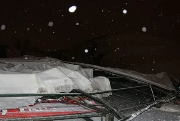 Halı sahanın çatısı kardan çöktü