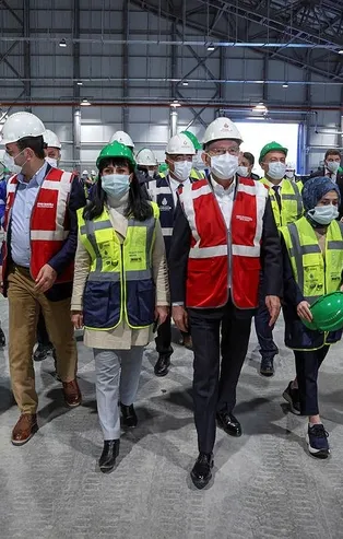 CHP'den başörtülü poz kurgusu mu? Kemal Kılıçdaroğlu'nun yanındaki iki başörtülü kişinin baret takmamaları dikkat çekti