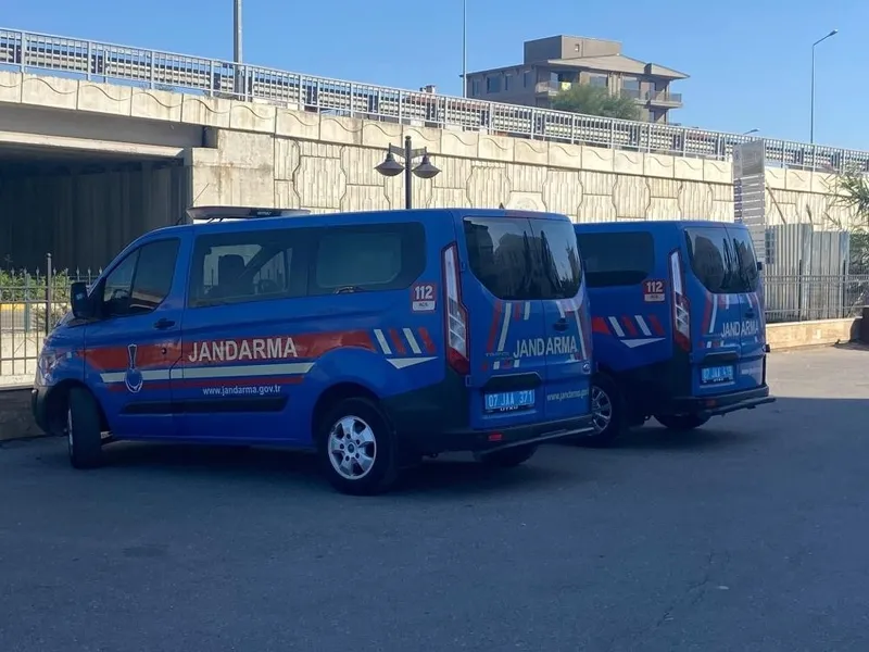 antalyada-rusvet-sorusturmasi-eski-chp-ilce-baskani-ve-dsi-13-bolge-mudur-yardimcisi-tutuklandi-1763321661633.jpeg Eski CHP ilçe başkanı ve DSİ 13. Bölge Müdür Yardımcısı ʺrüşvetʺ soruşturmasında tutuklandı. (İHA)