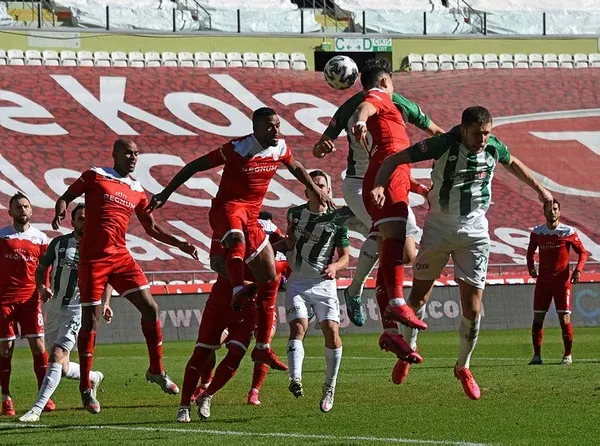 Büyükelçi Egemen Bağış Prag’da 7’de 7 yapan basketbolcuları kutladı (Yurttan ve dünyadan spor gündemi)-9