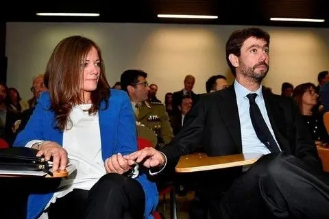 1646248673518.jpeg Andrea Agnelli’nin sevgilisi Deniz Akalın’ın 11 milyonluk yüzük sırrı belli oldu! Meğerse efsane aktör Richard Burton...-6
