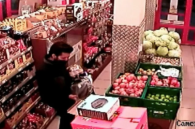 Müşteri gibi girdi! Gözüne kestirdiği tost makinesini çalarak kaçtı