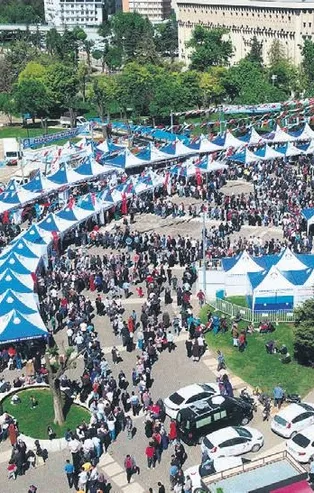 Gaziantep'te kan bağışına karşılık spor ayakkabı hediye edileceğini duyan vatandaşlar etkinlik meydanına akın etti