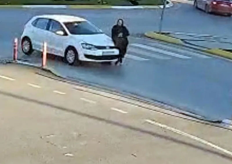 karsiya-gecmek-isteyen-kadina-5-dakika-arayla-2-otomobil-carpti-1736002798198.jpeg Yaya geçidinde otomobil çarptı, 5 dakika sonra farklı bir araç üzerinden geçti. (İHA)