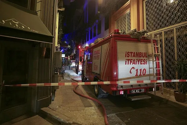 Beyoğlu'nda geçen yıl yangında 4 kişinin öldüğü bina yine yandı-1