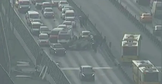 Son dakika: Haliç Köprüsü'nde trafiği kilitleyen kaza! Otomobil takla attı! (İstanbul trafik durumu)