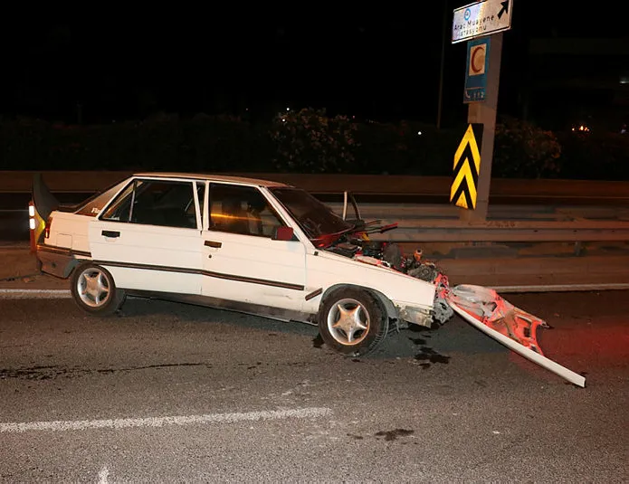 Önce direğe sonra bariyerlere girdi! İzmir’de kaza