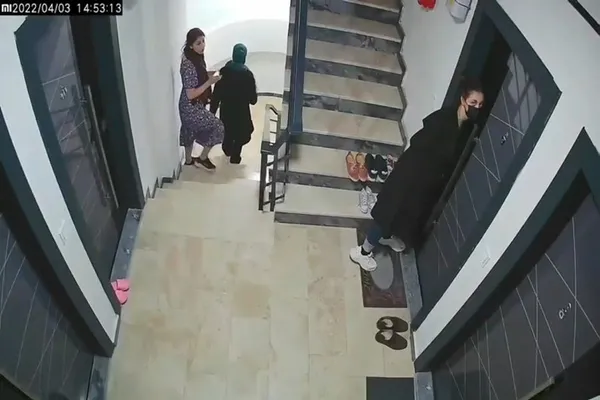 ayakkabilari-koklayarak-calan-hirsizlar-kokuyorsa-ve-sicak-ise-eve-yeni-geldigini-anliyoruz-1650614466858.jpg Ayakkabıları koklayarak çalan hırsızlar: Kokuyorsa ve sıcak ise eve yeni geldiğini anlıyoruz-2