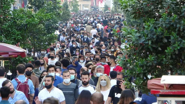 taksim-ve-istiklal-caddesinde-kisitlamasiz-ilk-cumartesi-gununde-insan-seli-yasandi-1622924106273.jpg